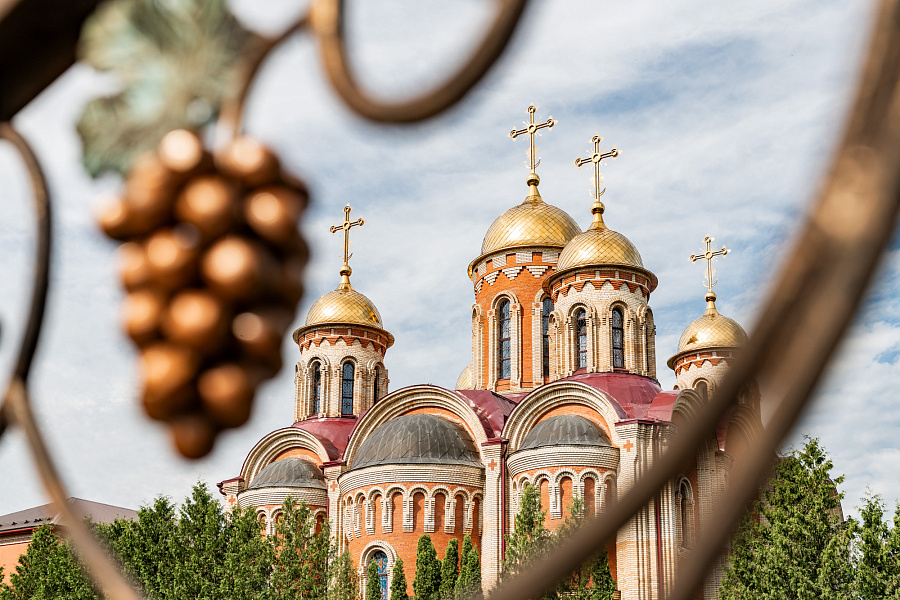 Первое архиерейское богослужение с участием сводного детского хора Подольской епархии в соборе Всех святых, в земле Русской просиявших города Домодедово